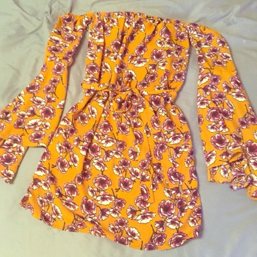 Floral Off-Shoulder Dress 🔥